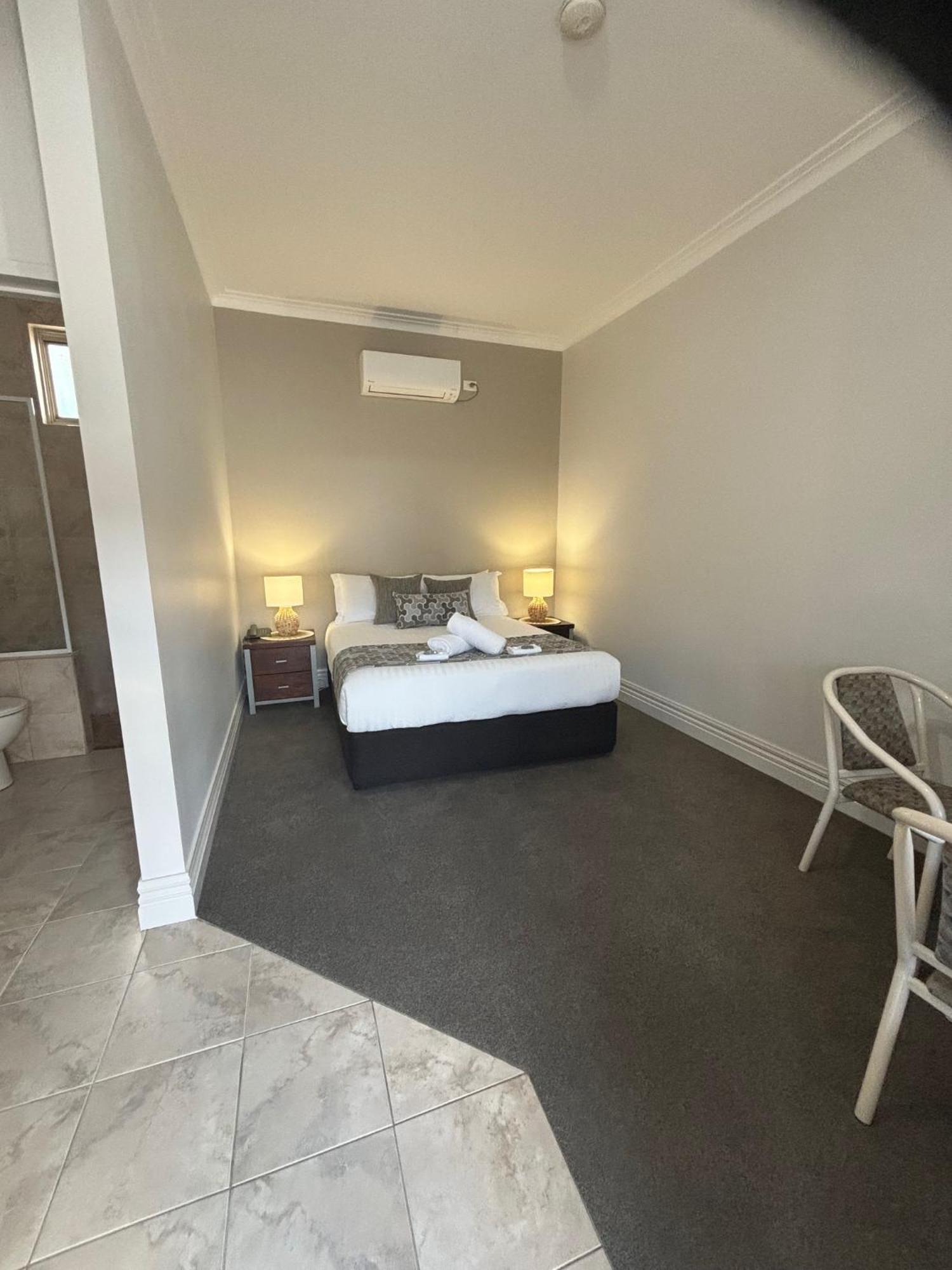Silver Haven Motor Inn Broken Hill Buitenkant foto